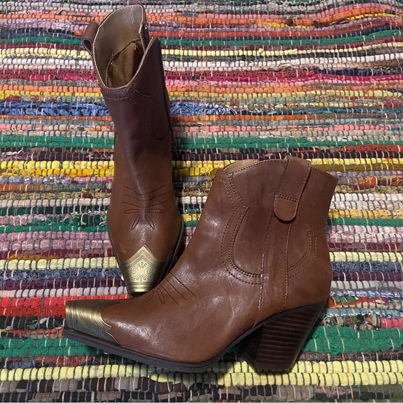Gianni Bini On Tour western cowboy brown leather boot with gold plated toe. New - Picture 6 of 13
